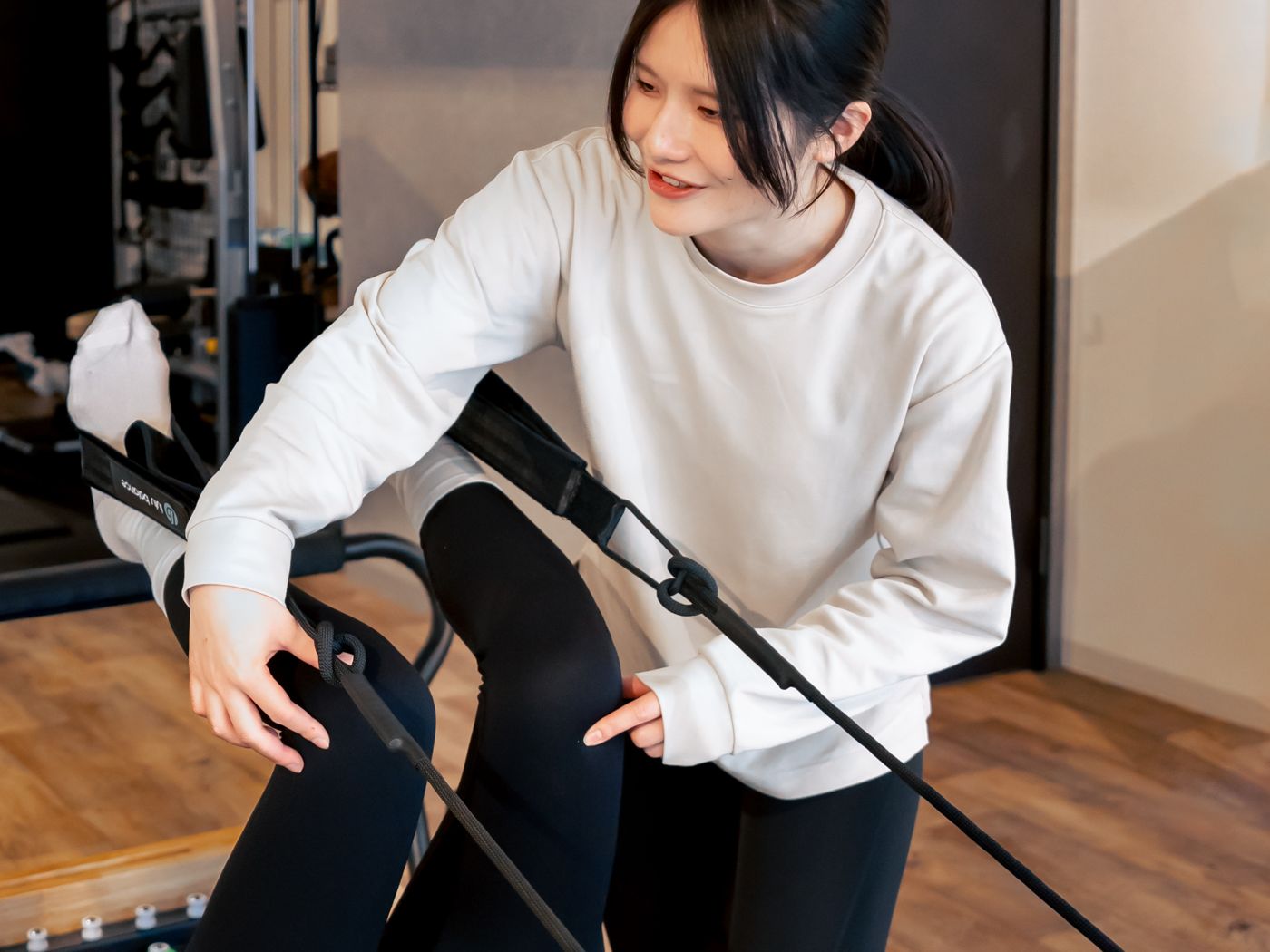 トレーナーが脚の動きをサポートしている様子